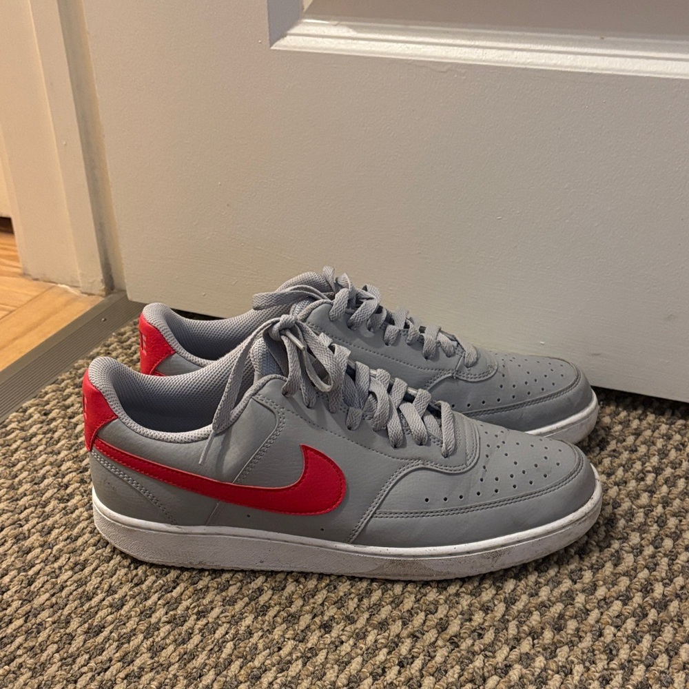 Nike Men's Sneakers in Gray with Red Accents
